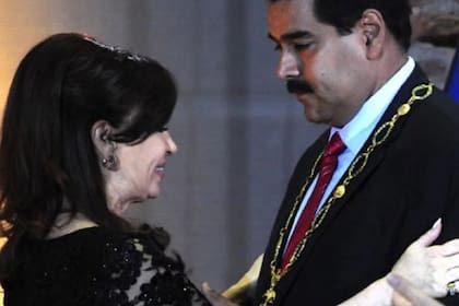Cristina Kirchner al entregrarle la distinción a Maduro en mayo de 2013