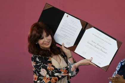 Cristina Kirchner, al recibir el doctorado honoris causa de la Universidad Nacional de Río Negro en la misma semana en que se conocieron los fundamentos de su condena por corrupción