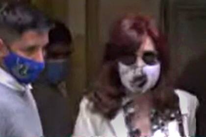 Cristina Kirchner, al salir de su departamento el día en que fue operada