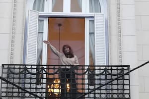 El kirchnerismo agita la esquina del departamento de Cristina, a días de cumplirse un año de su condena
