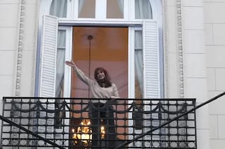 El kirchnerismo agita la esquina del departamento de Cristina, a días de cumplirse un año de su condena