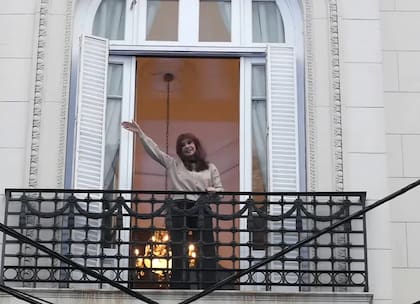 Cristina Kirchner, al saludar este lunes a su militancia de Morón, desde el balcón de su departamento en el barrio porteño de Constitución