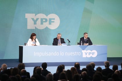 Cristina Kirchner, Alberto Fernández y Pablo González, presidente de YPF, durante el acto por los 100 años de la compañía