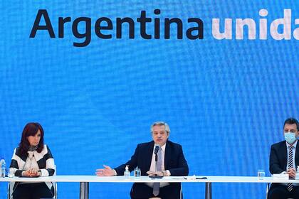 Cristina Kirchner, Alberto Fernández y Sergio Massa, el lunes, en el acto de anuncio del resultado del canje de deuda
