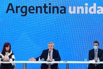 Cristina Kirchner, Alberto Fernández y Sergio Massa, el lunes, en el acto de anuncio del resultado del canje de deuda
