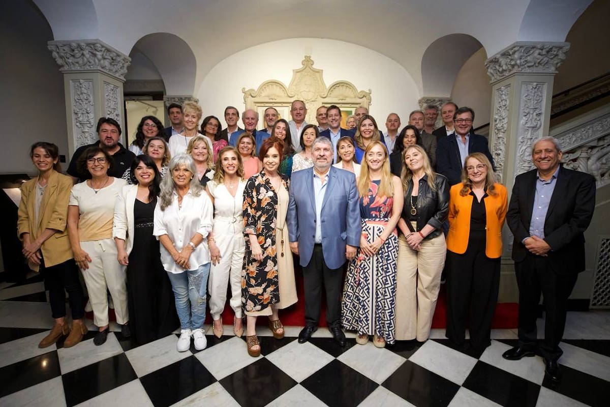 Cristina Kirchner, anoche con senadores entrantes y salientes del peronismo