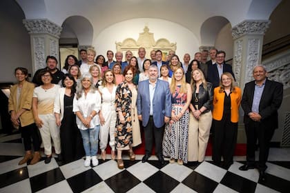 Cristina Kirchner, anoche con senadores entrantes y salientes del peronismo