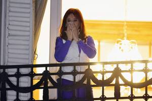 Cristina Kirchner anoche, en el balcón de San José 1111