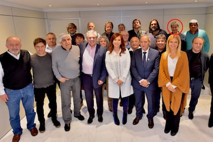 El sindicalismo kirchnerista: Abel Furlán, arriba a la derecha, entre Pablo Moyano y Roberto Baradel; fue en la sede del gremio bancario para el lanzamiento del binomio presidencial Alberto Fernández-Cristina Kirchner