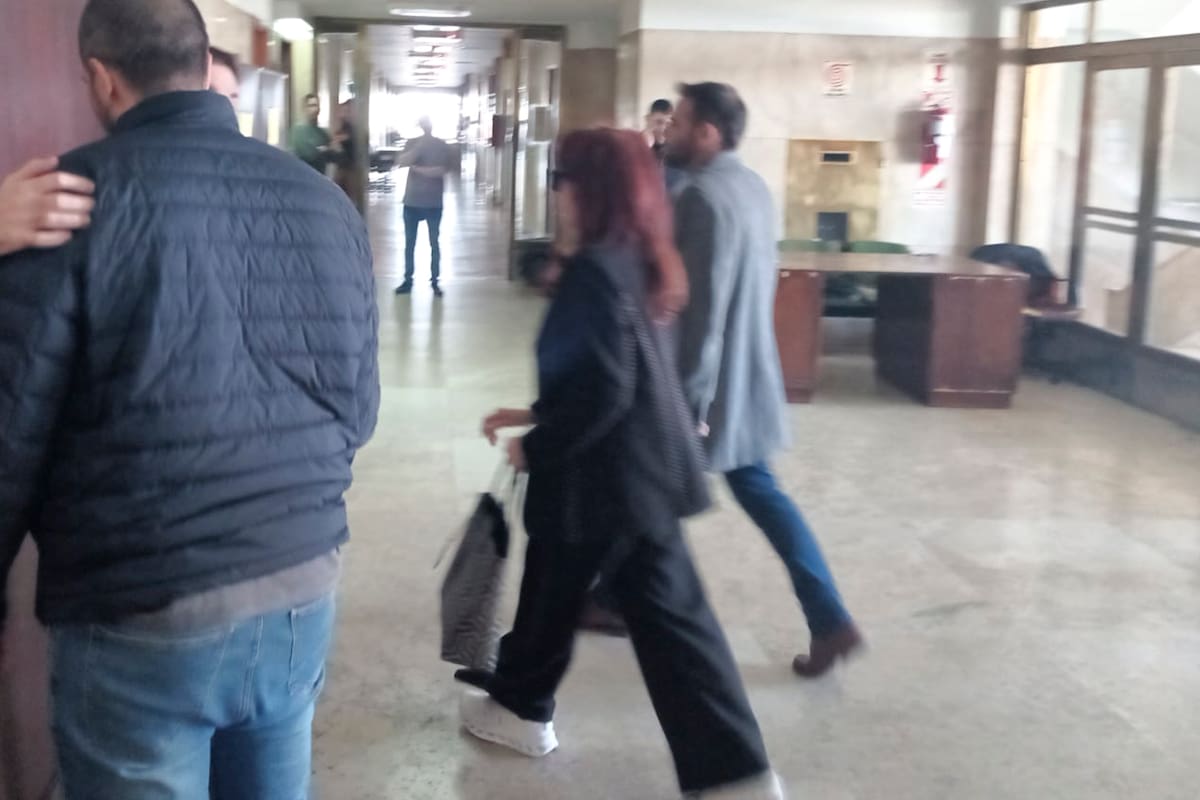 Cristina Kirchner, ayer, notificándose de un fallo de Vialidad en Comodoro Py