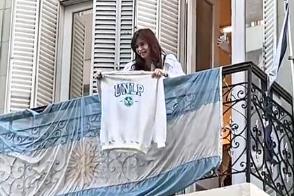 Cristina Kirchner, ayer, saludó desde el balcón del Instituto Patria durante la marcha universitaria