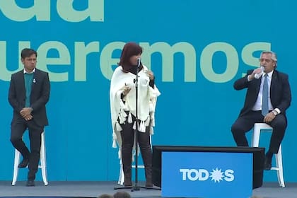 Cristina Kirchner con Axel Kicillof y Alberto Fernández durante el plenario en el Estadio Único de La Plata