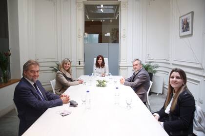 Cristina Kirchner, con los legisladores santafesinos Marcelo Lewandowski, María de los Ángeles Sacnun, Roberto Mirabella y Magalí Mastaler.