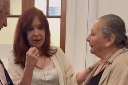 Cristina Kirchner con Oscar Parrilli y Rita Cortese en el Instituto Patria