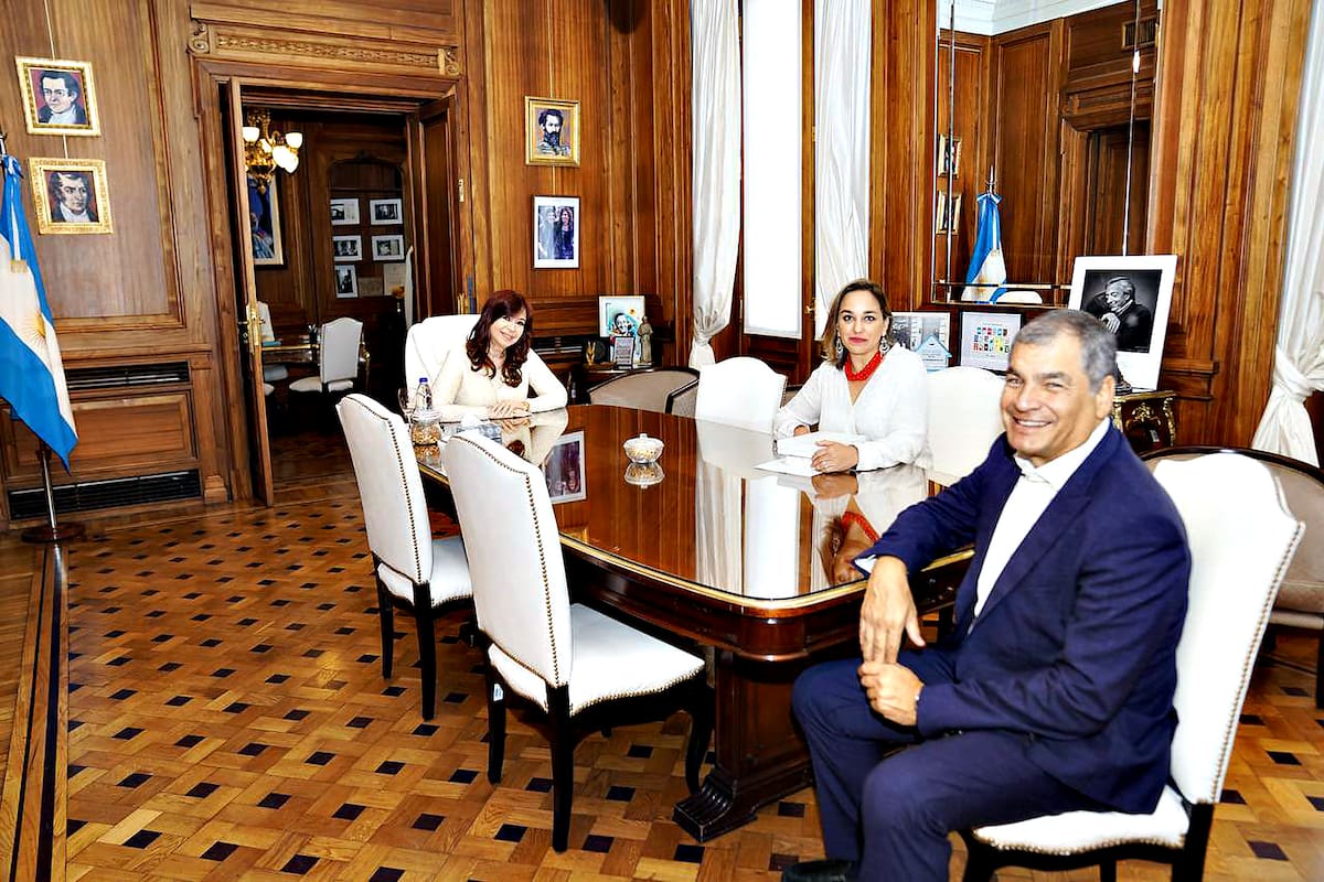 Cristina Kirchner con Rafael Correa y Gabriela Rivadeneira, de Ecuador