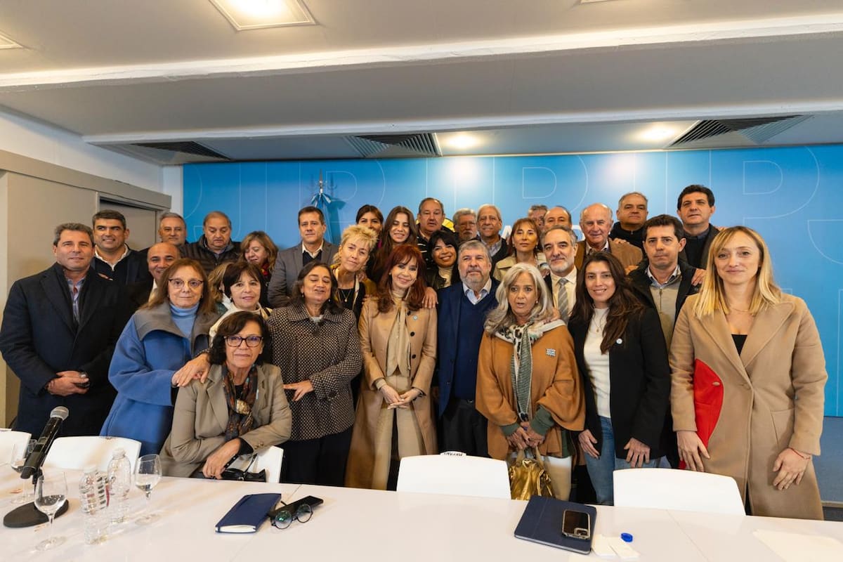 Cristina Kirchner con senadores en la sede del PJ
