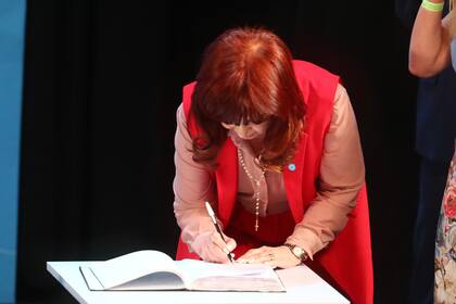 Cristina Kirchner cuando asumió como presidenta del PJ