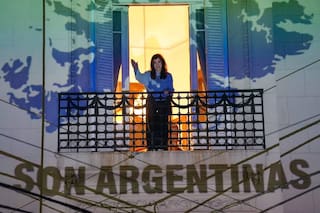 Cristina Kirchner salió al balcón a saludar y le proyectaron una imagen de Malvinas con la leyenda "Son Argentinas"