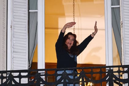 Cristina Kirchner, desde su prisión domiciliaria, saluda a militantes de La Cámpora que celebraron un acto frente a su casa el martes pasado