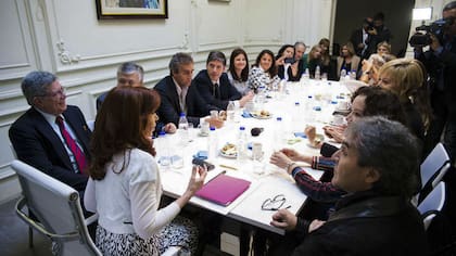 Cristina Kirchner durante la reunión con senadores del FPV