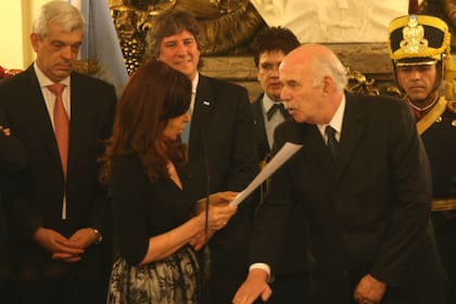Cristina Kirchner, en diciembre de 2013, cuando le tomó juramento como ministro de Agricultura a Carlos Casamiquela