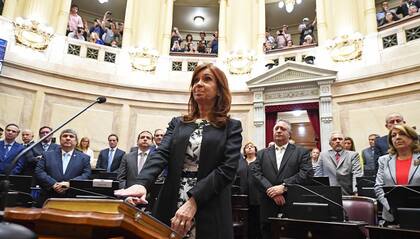 Cristina Kirchner, en el atril, en el momento de la jura