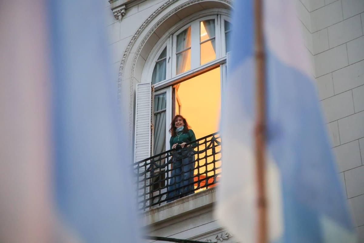Cristina Kirchner, en el balcón de San José 1111