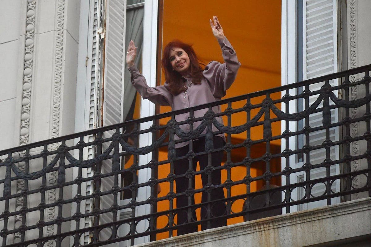 Cristina Kirchner, en el balcón de su casa, en San José 1111, en el barrio de Constitución