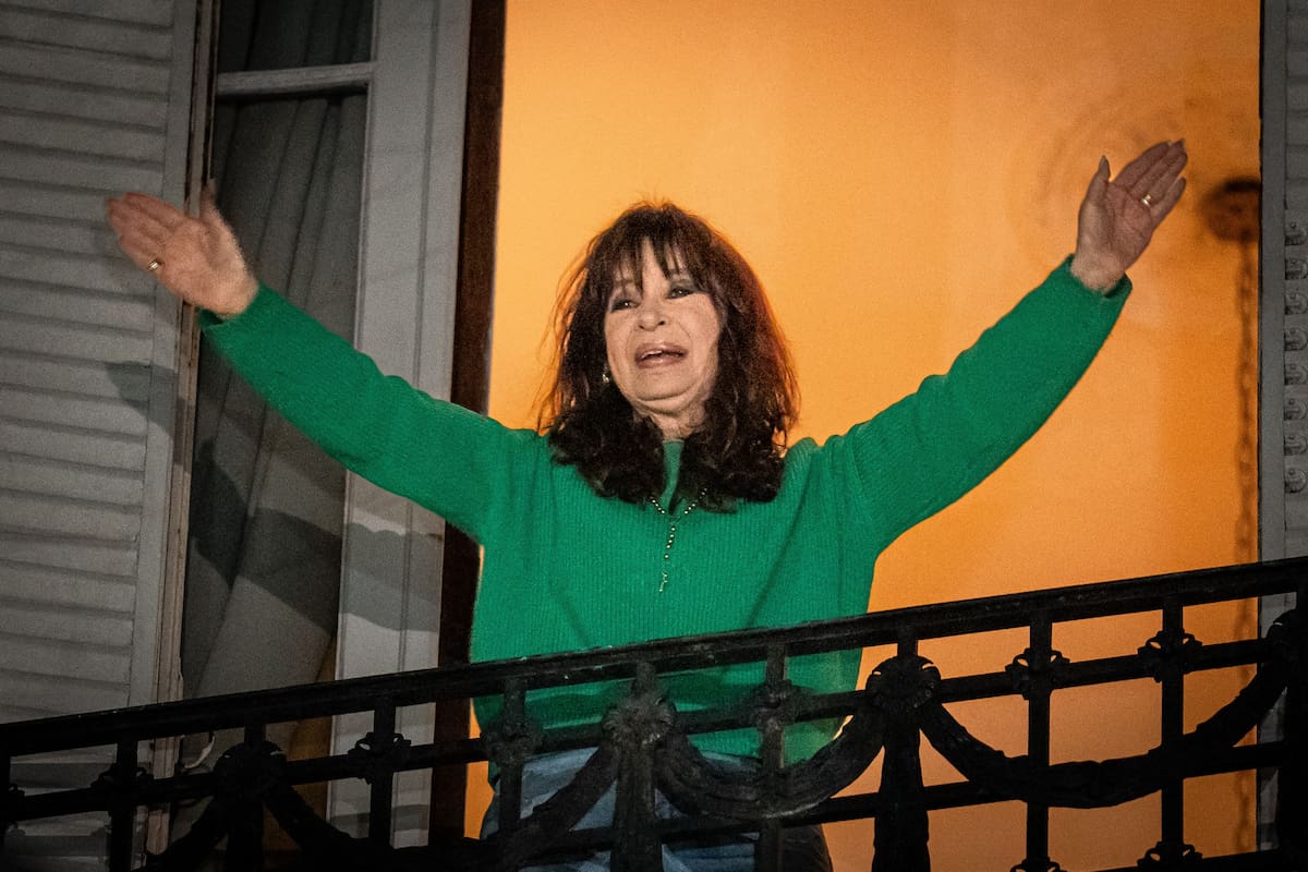 Cristina Kirchner, en el balcón de su casa ubicada en el barrio porteño de Constitución