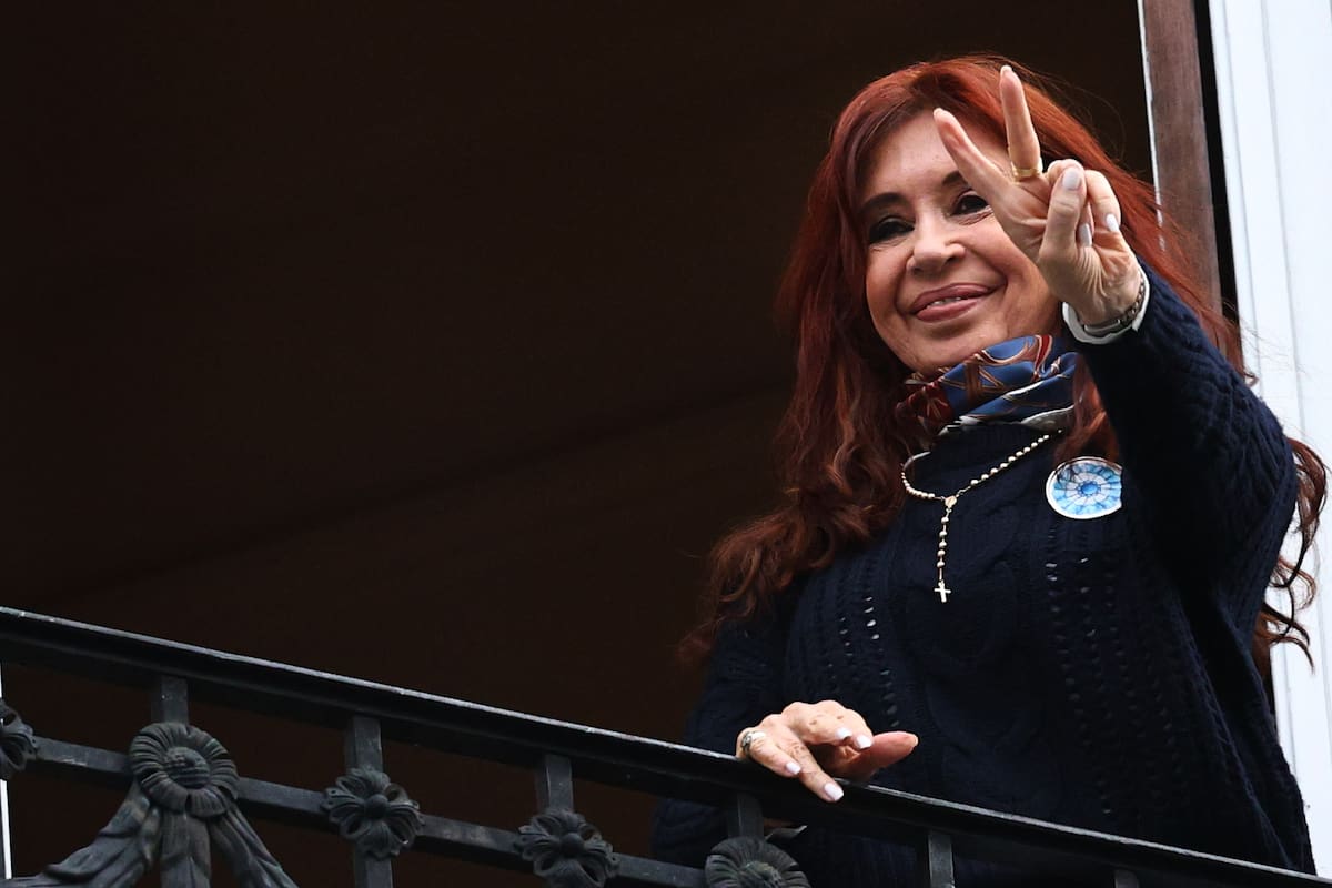 Cristina Kirchner en el balcón de su departamento de San José 1111