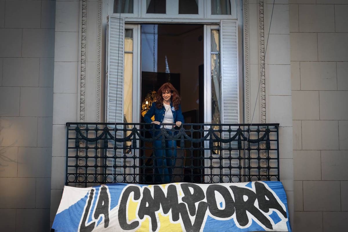 Cristina Kirchner, en el balcón de su departamento en San José 1111