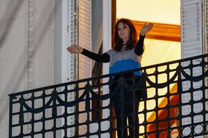 Cristina Kirchner, en el balcón de su departamento del barrio porteño de Constitución