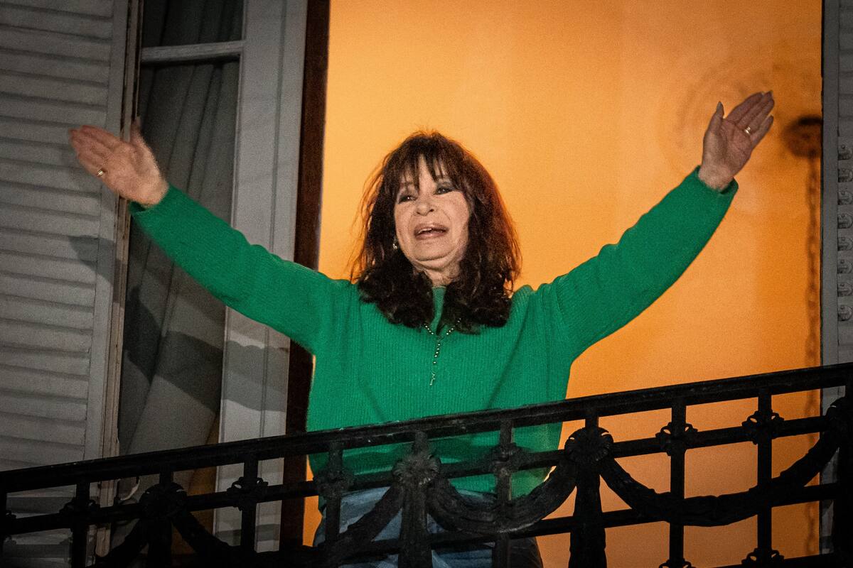 Cristina Kirchner, en el balcón de su departamento de Constitución, donde cumple prisión domiciliaria