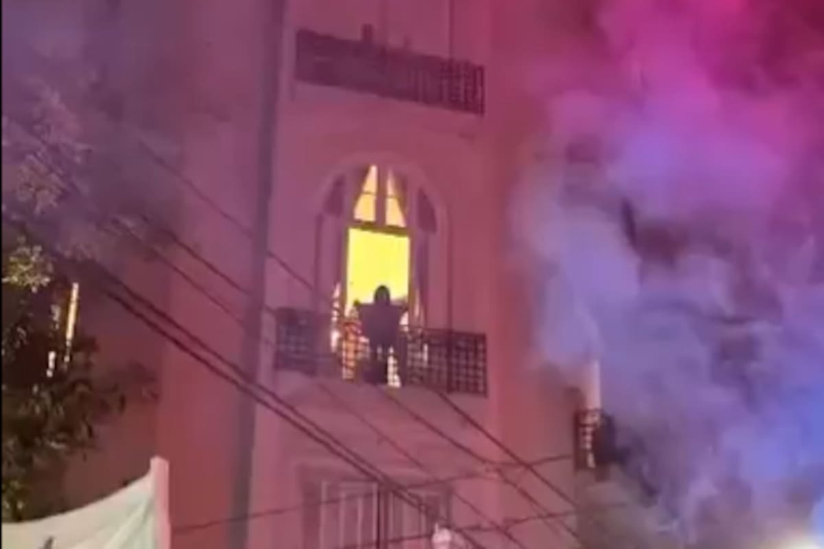 Cristina Kirchner en el balcón de su domicilio tras la marcha universitaria