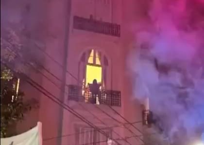 Cristina Kirchner en el balcón de su domicilio tras la marcha universitaria