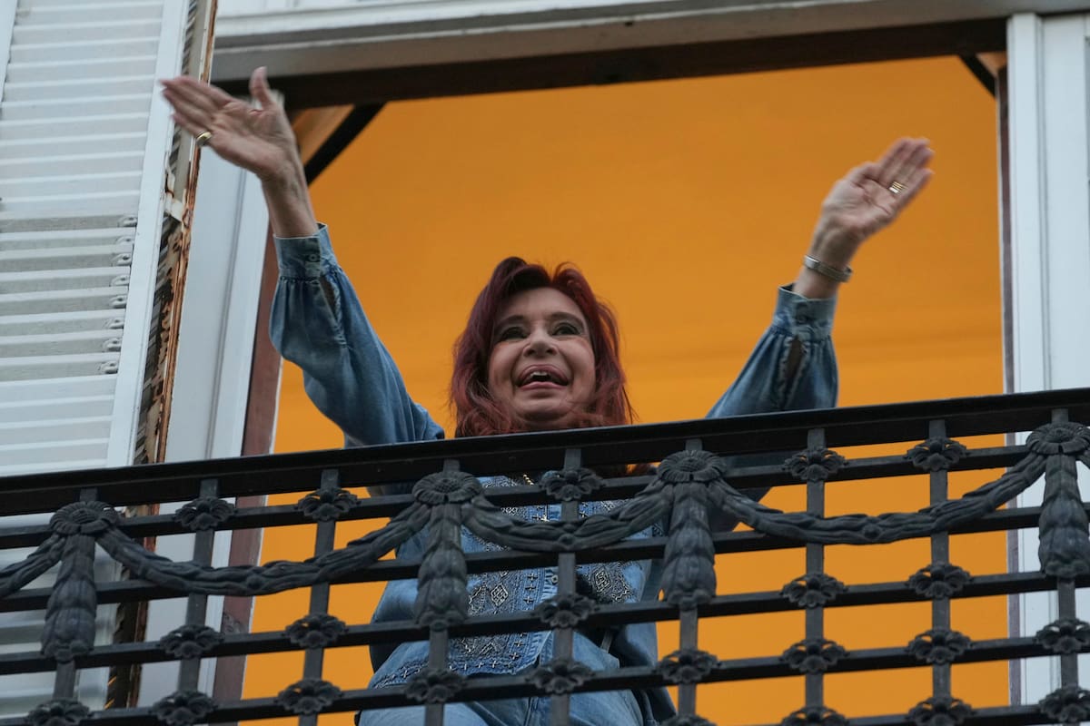 Cristina Kirchner, en el balcón del departamento donde cumple prisión domiciliaria