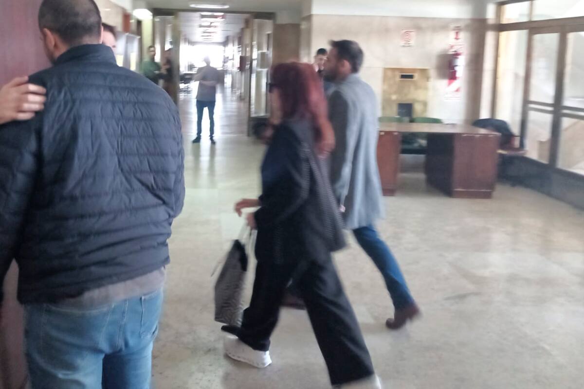 Cristina Kirchner, en el hall del sexto piso de Comodoro Py 2002, a punto de entrar en las oficinas del tribunal que la condenó