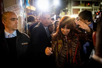 Cristina Kirchner, en el ingreso a su domicilio en el barrio porteño de Recoleta