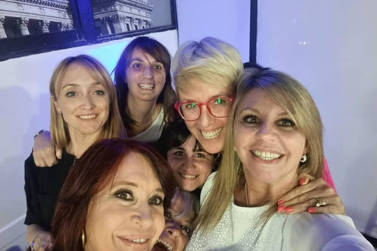 Cristina Kirchner, en la comida que compartió con Anabel Fernández Sagasti, Lucía Alonso, Silvina García Larraburu, María de los Ángeles Sacnun, Ana Almirón y Nancy González