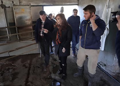 Cristina Kirchner, en las inundaciones de La Plata, con botas Hunter