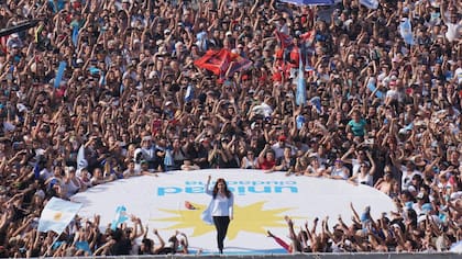 Cristina Kirchner, al cerrar la campaña de Unidad Ciudadana de 2017, en la cancha de Racing