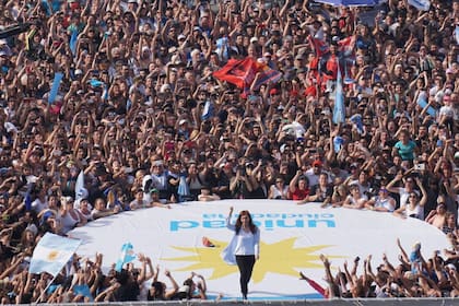 Cristina Kirchner en Racing: "Evita votaría a Cristina; Perón, a Taiana; y los dos, a Unidad Ciudadana"