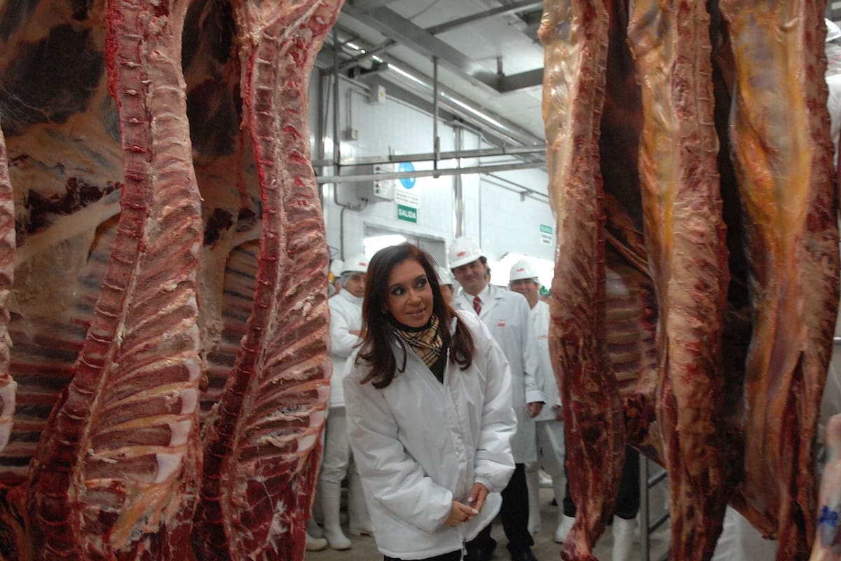 Cristina Kirchner, en una visita a un frigorífico durante su presidencia