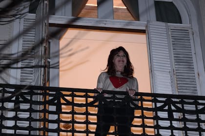Cristina Kirchner, esta noche, en el balcón de su casa