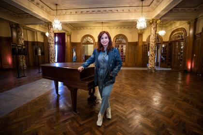 Cristina Kirchner este jueves visitando el edificio de la Confitería Del Molino, frente al Congreso
