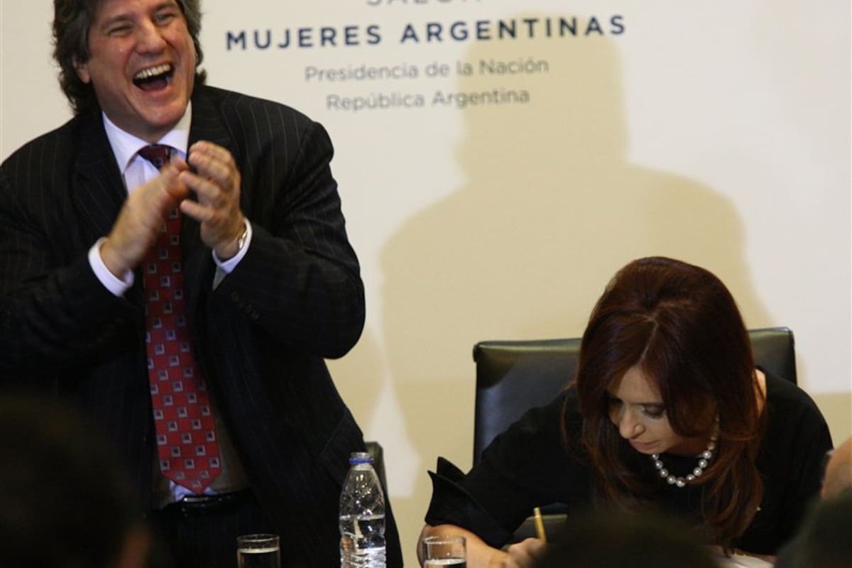 Cristina Kirchner firma el decreto de promulgación de la ley de estatización de YPF ante la euforia de Boudou