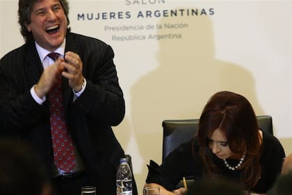 Cristina Kirchner firma el decreto de promulgación de la ley de estatización de YPF ante la euforia de Boudou