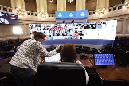 El bloque de Juntos por el Cambio no aceptó debatir una medida de Macri sobre el control de las escuchas judiciales; la sesión, sin embargo, continúa con 42 legisladores