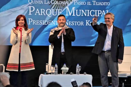 Gustavo Menéndez, presidente del PJ bonaerense, con Alberto Fernández y Cristina Kirchner, el año pasado en Merlo