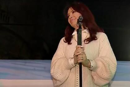 Cristina Kirchner habla frente a su casa
